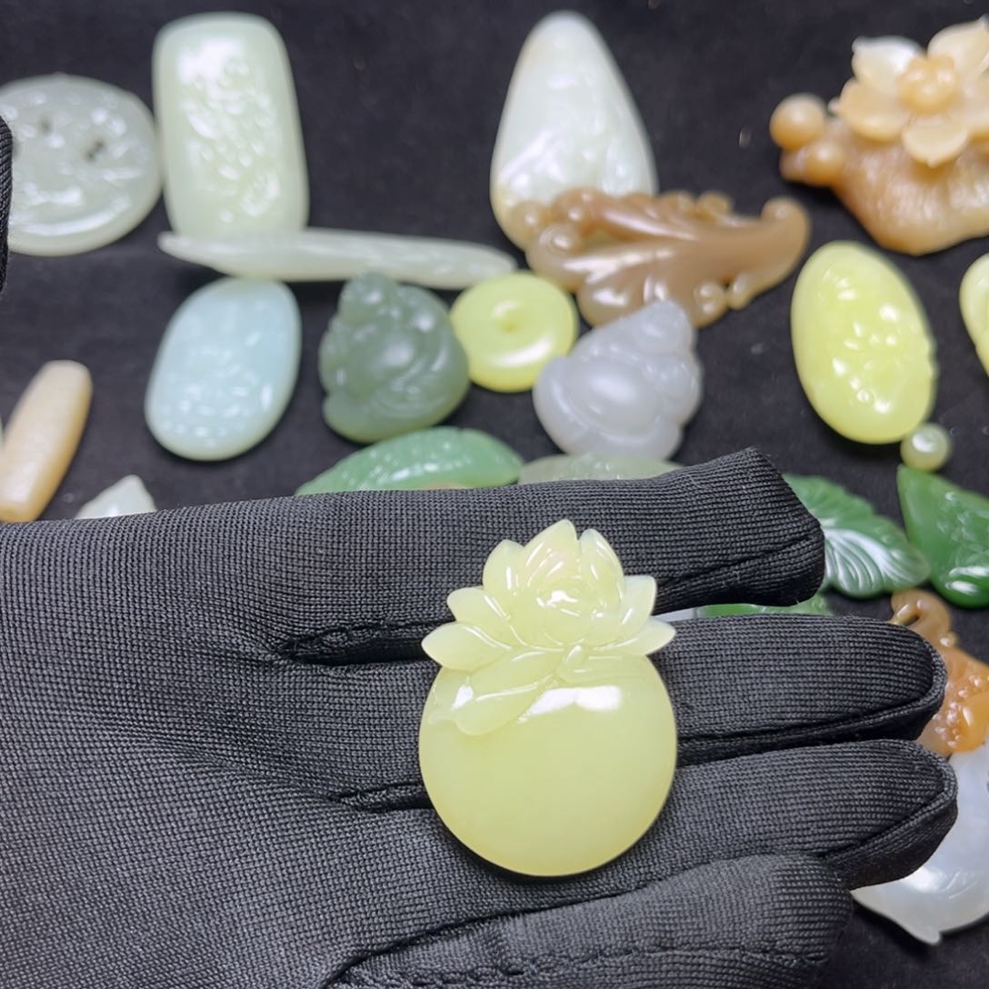 和田玉颈饰未镶嵌董*子