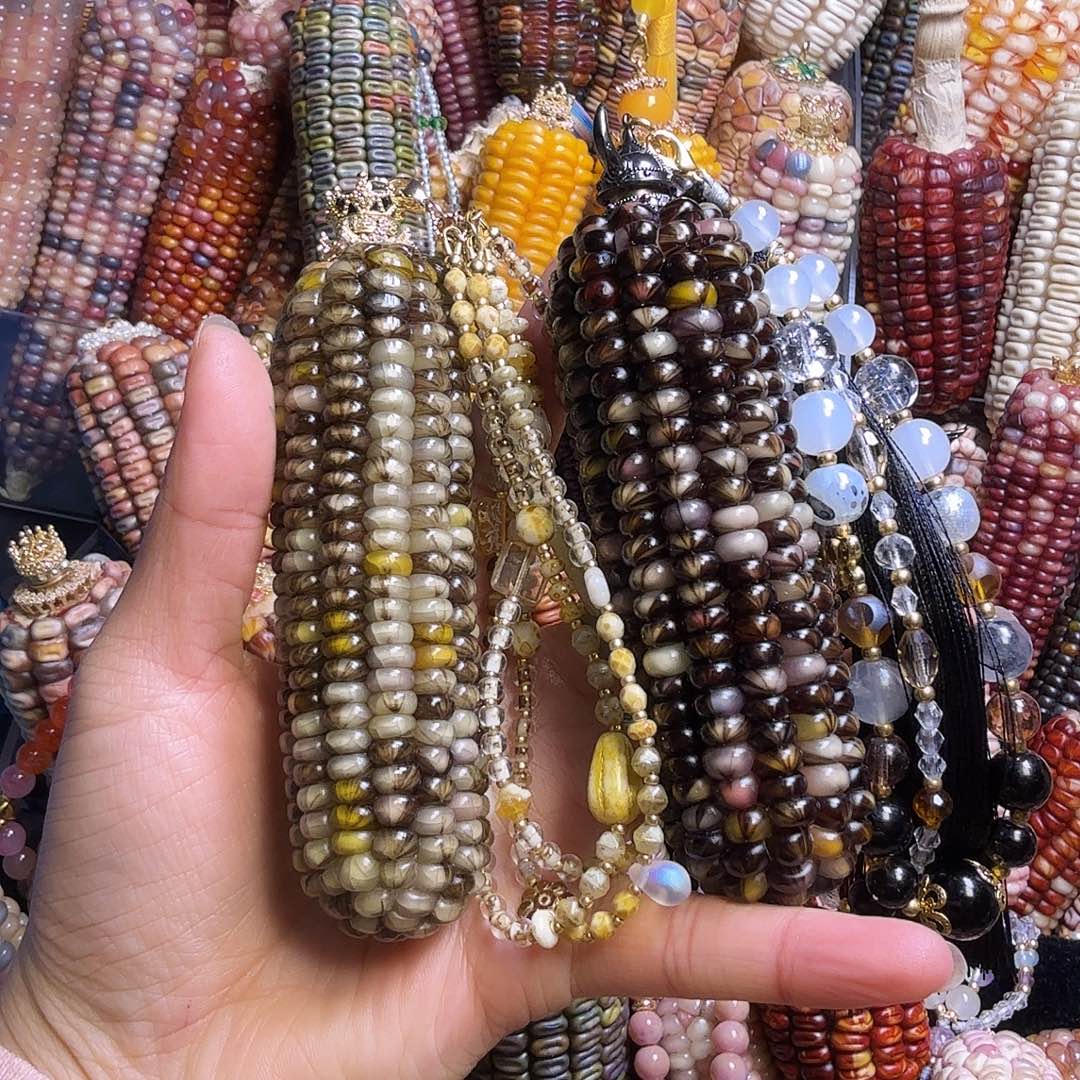 拉***仙亚克力合金两颗长腿黑丝。