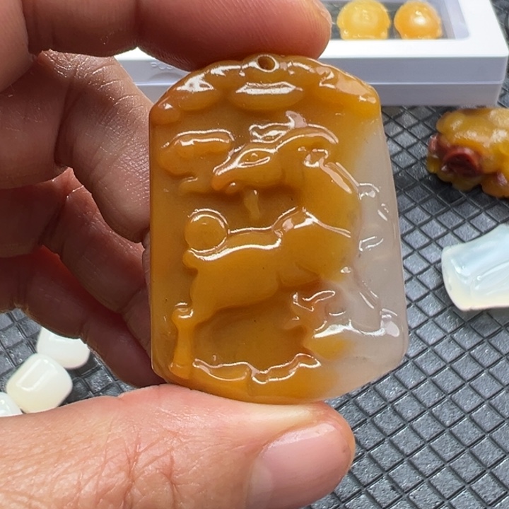 石英质玉（黄龙玉）颈饰未镶嵌