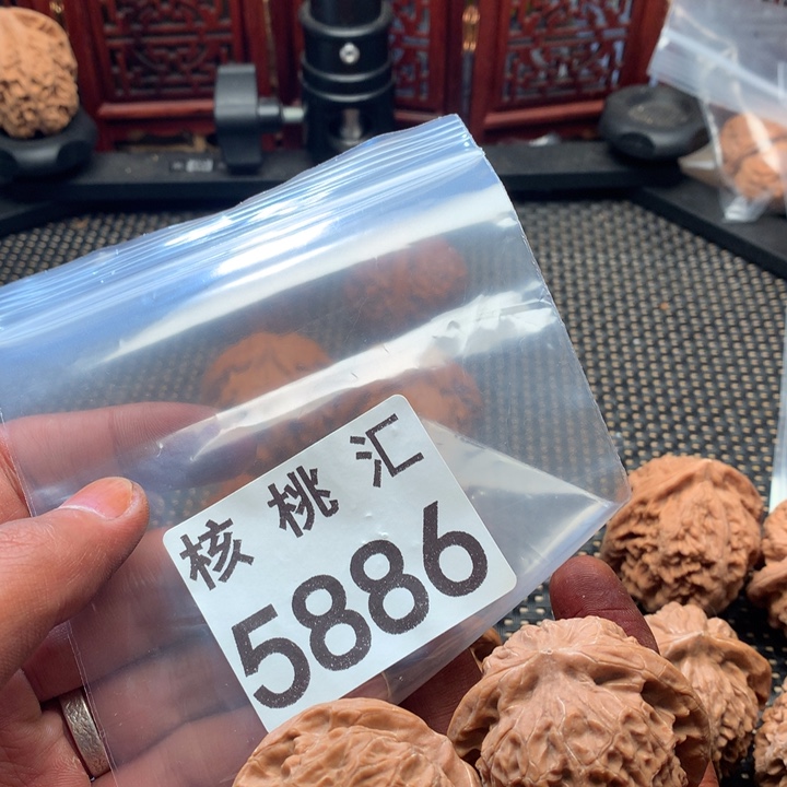 荐***枫吊坠文玩核桃金麒麟