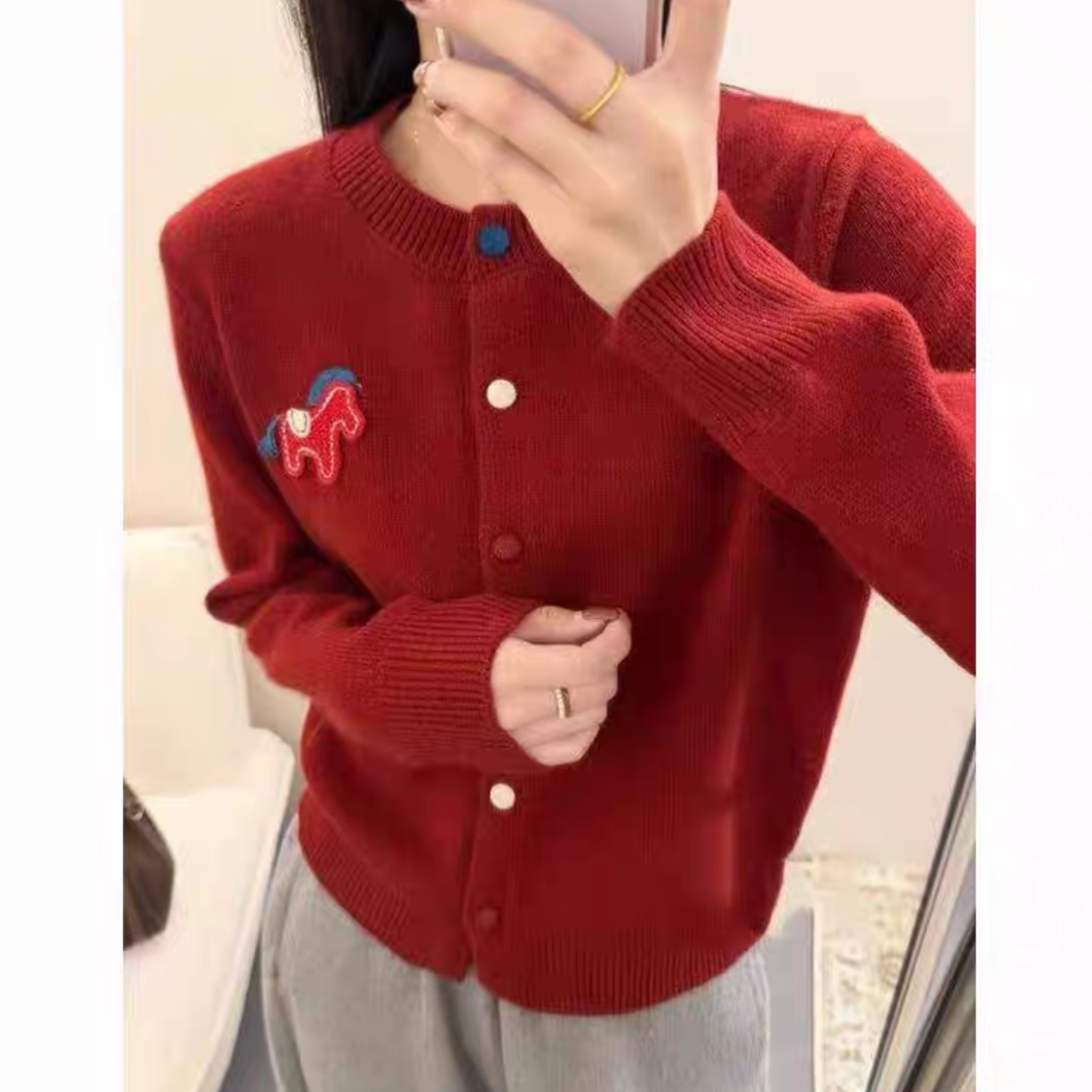 【彩扣小马】红色刺绣工艺宽松开衫毛衣女秋冬外穿～1470