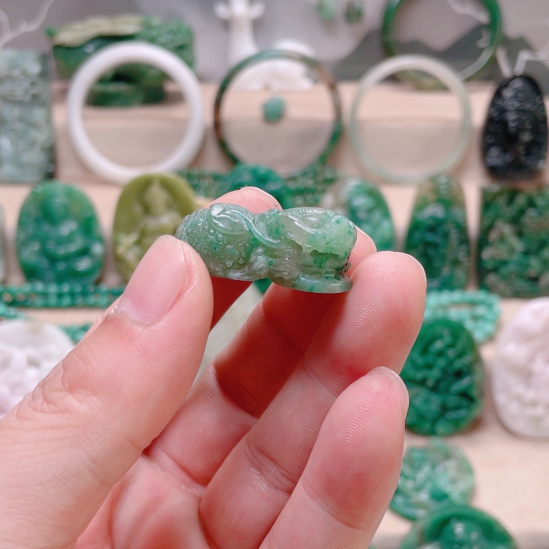 斐***力独山玉未镶嵌颈饰