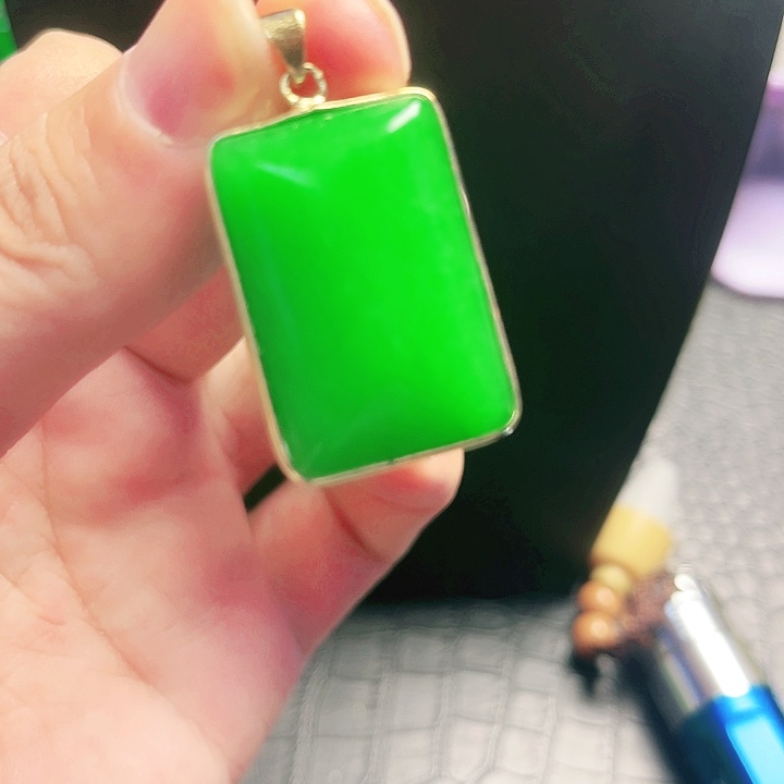 颈饰18K金镶嵌翡翠