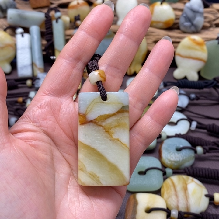 P***G蛇纹石玉未镶嵌颈饰