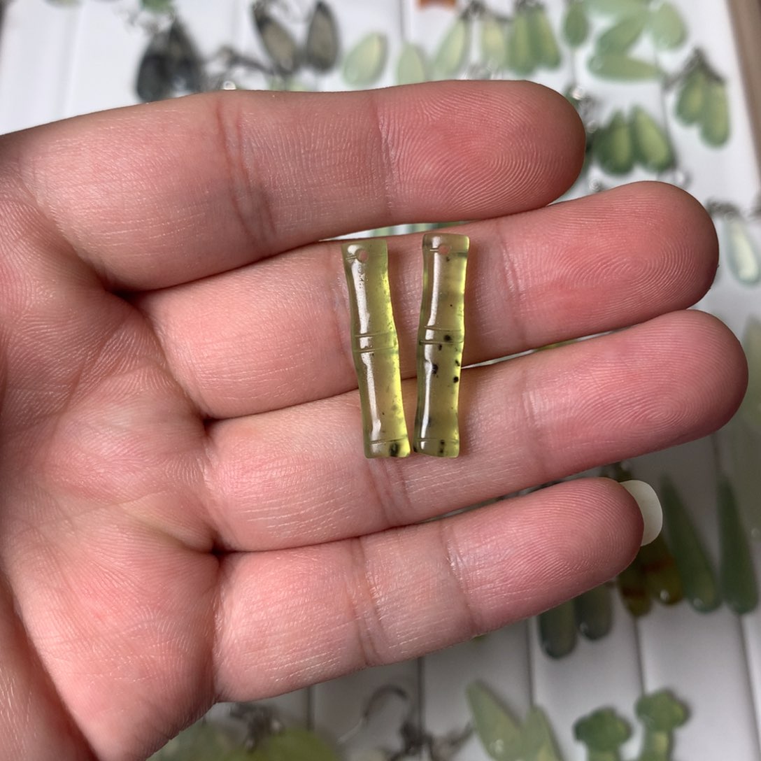 蛇纹石玉耳环未镶嵌