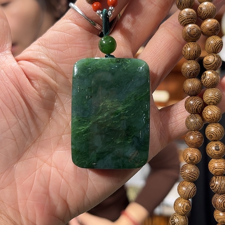 吊坠(赠链)未镶嵌和田玉（碧玉）