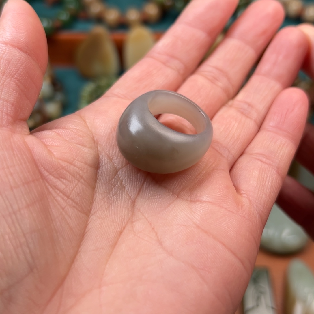 浅***然和田玉未镶嵌颈饰