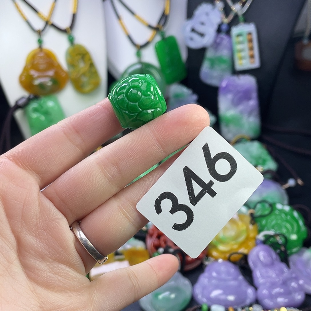 翡翠未镶嵌吊坠(赠链)