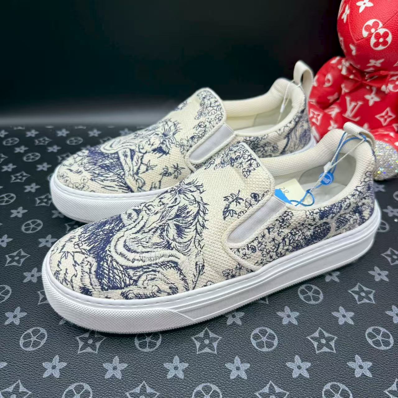 95新 DIOR/迪奥 男士时尚龙狮刺绣一脚蹬39欧码 zb40