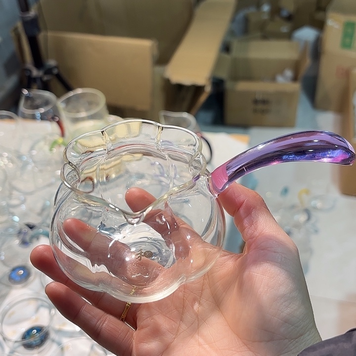 花口侧把公杯紫。       