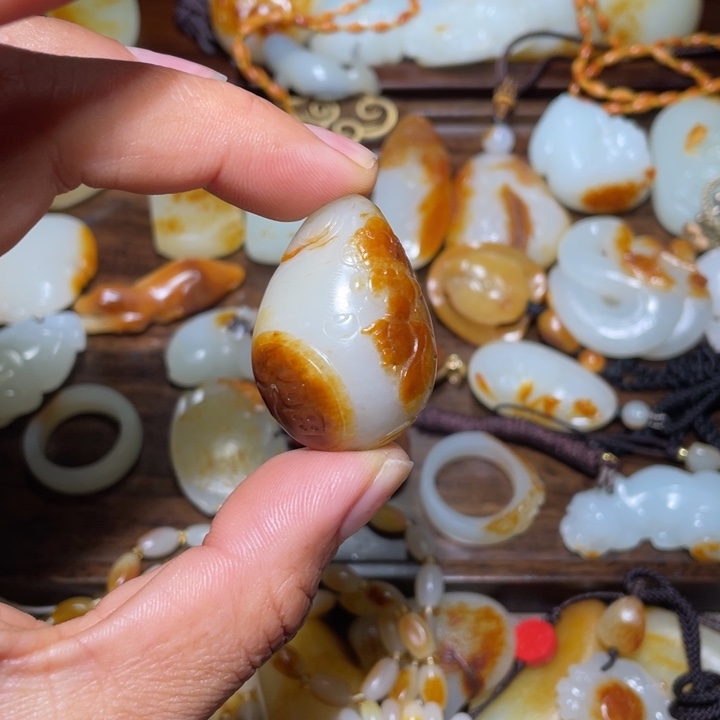 和田玉未镶嵌颈饰与***張