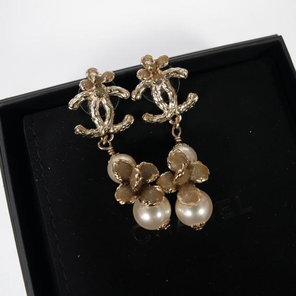 Chanel珐琅花朵珍珠吊坠耳钉