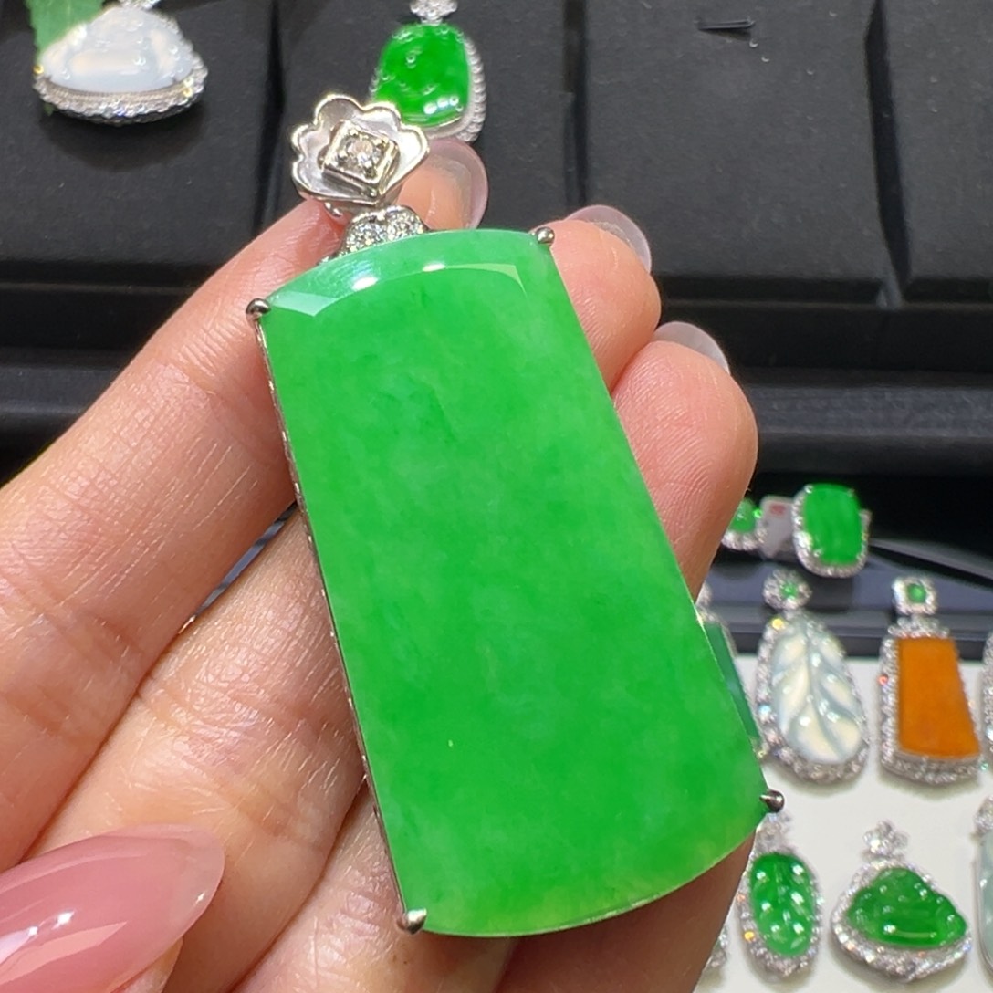 翡翠颈饰18K金镶嵌翡翠