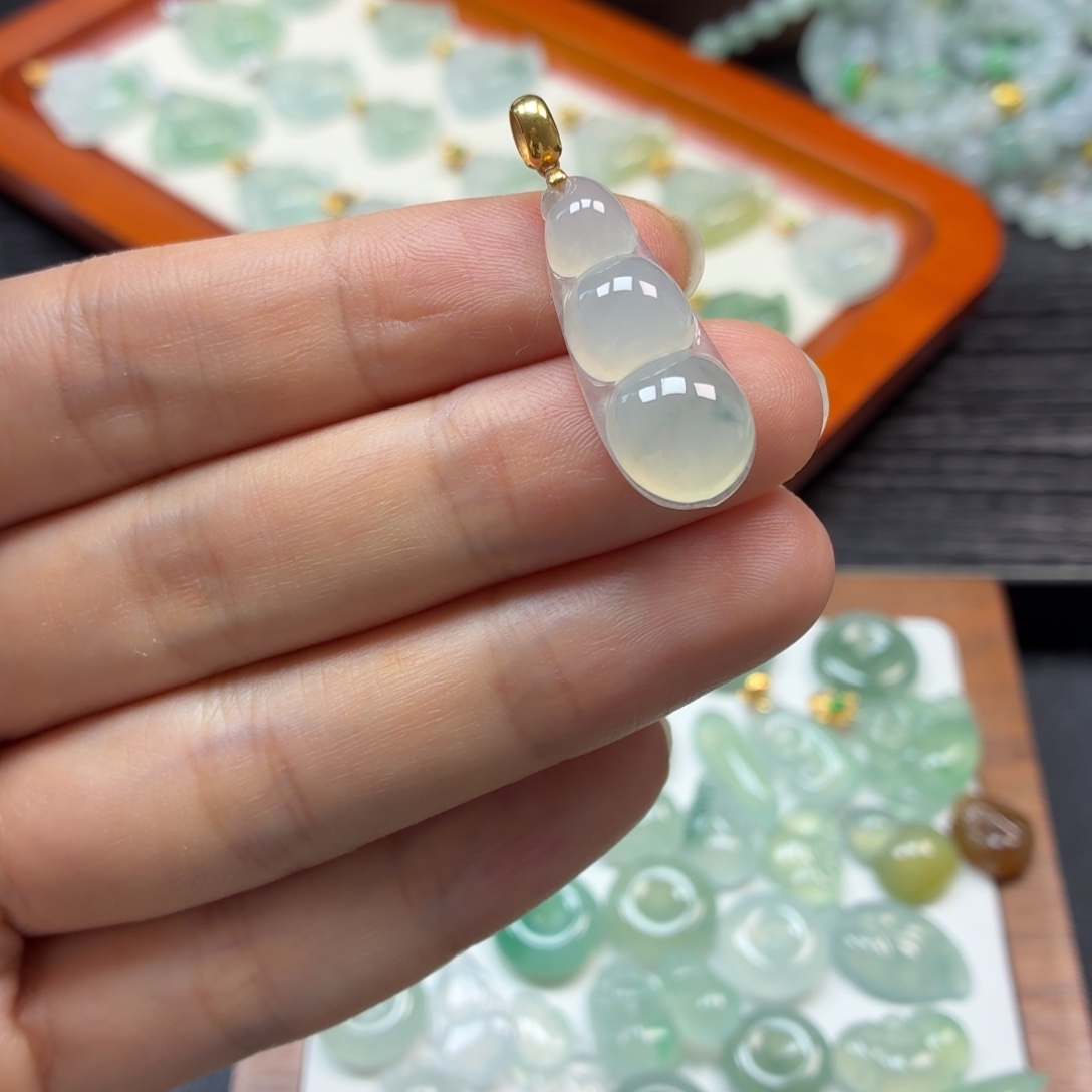 翡翠18K金镶嵌颈饰豆子