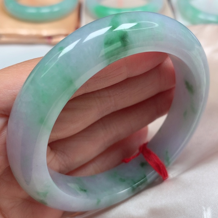 翡翠手镯未镶嵌春彩阳绿飘花