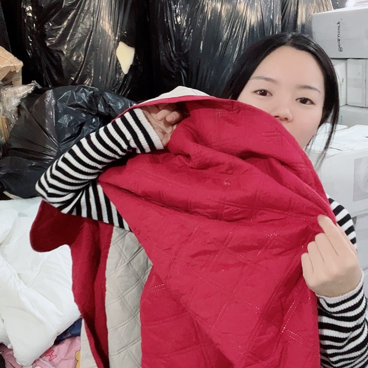 红色沙发垫3人。  180