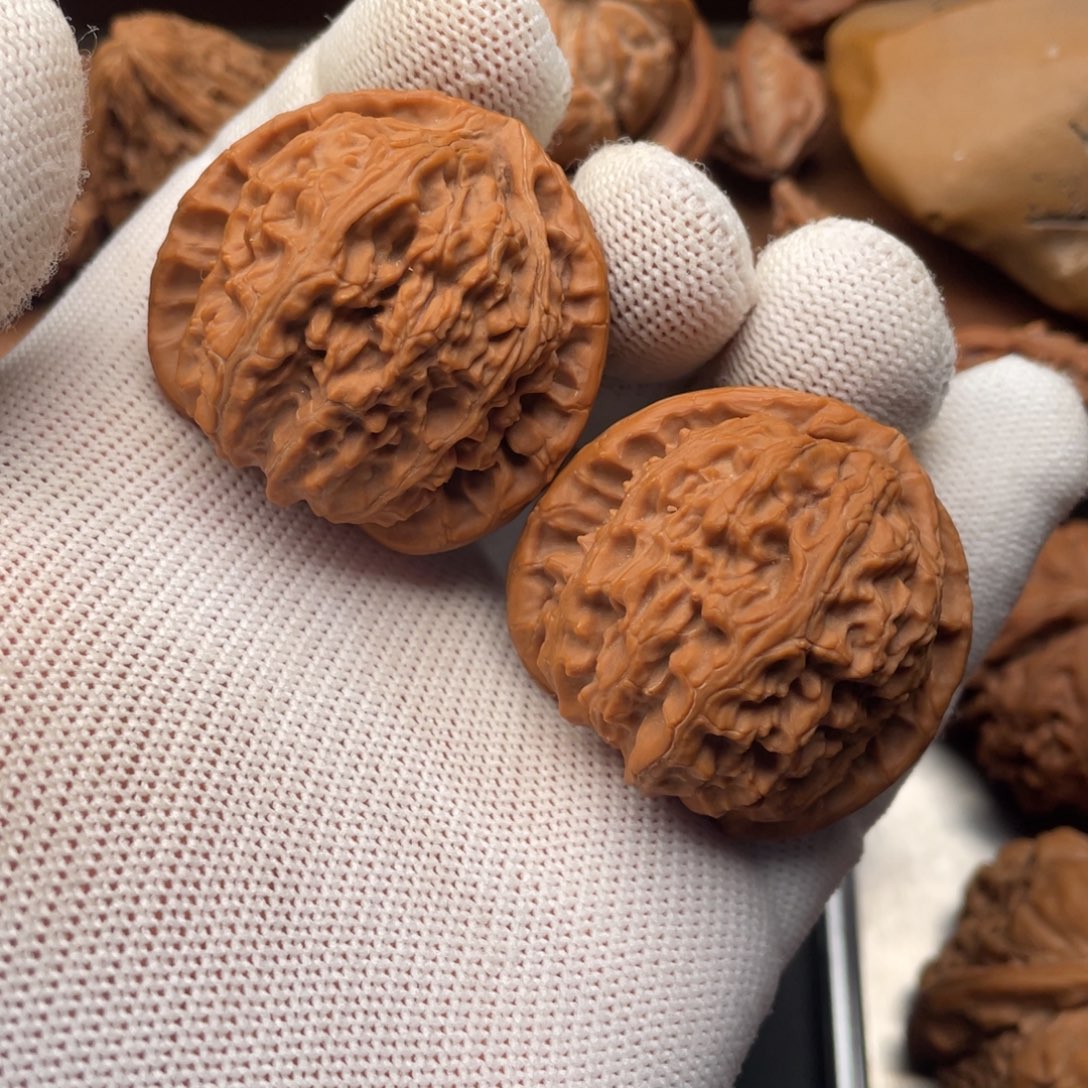 文玩核桃吊坠三角白