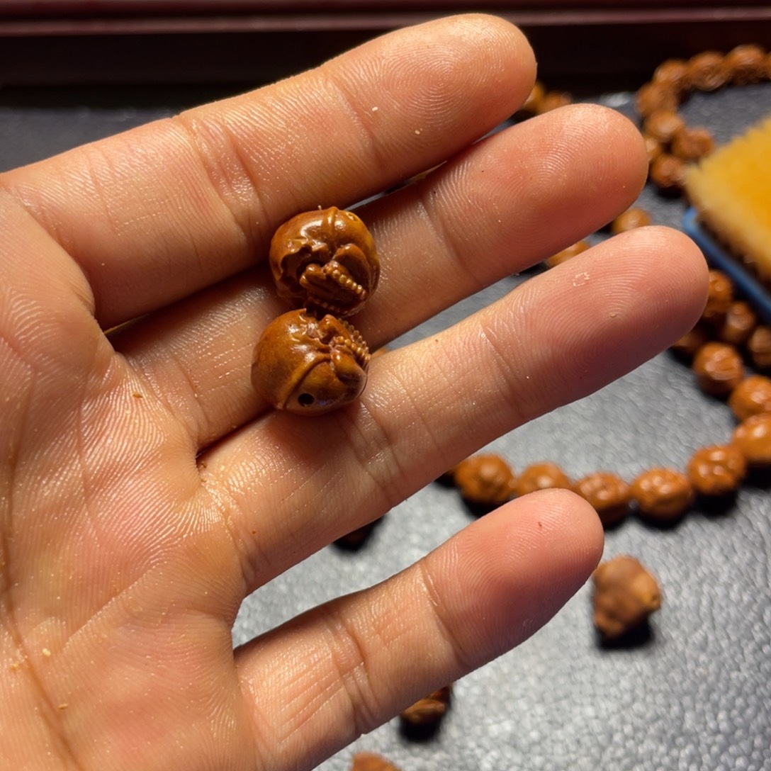 发***豆龙纹桃核雕刻三通