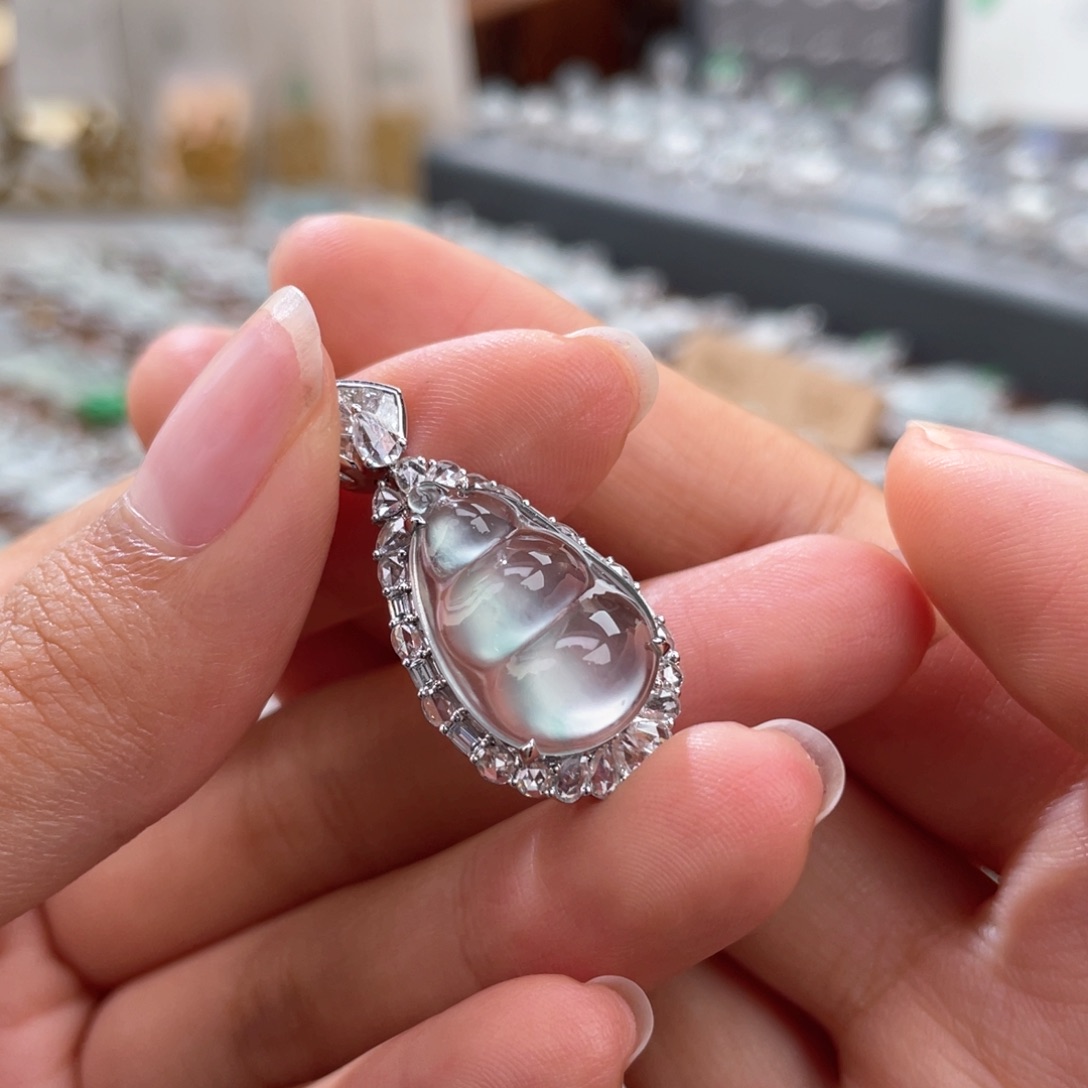 颈饰18K金镶嵌翡翠