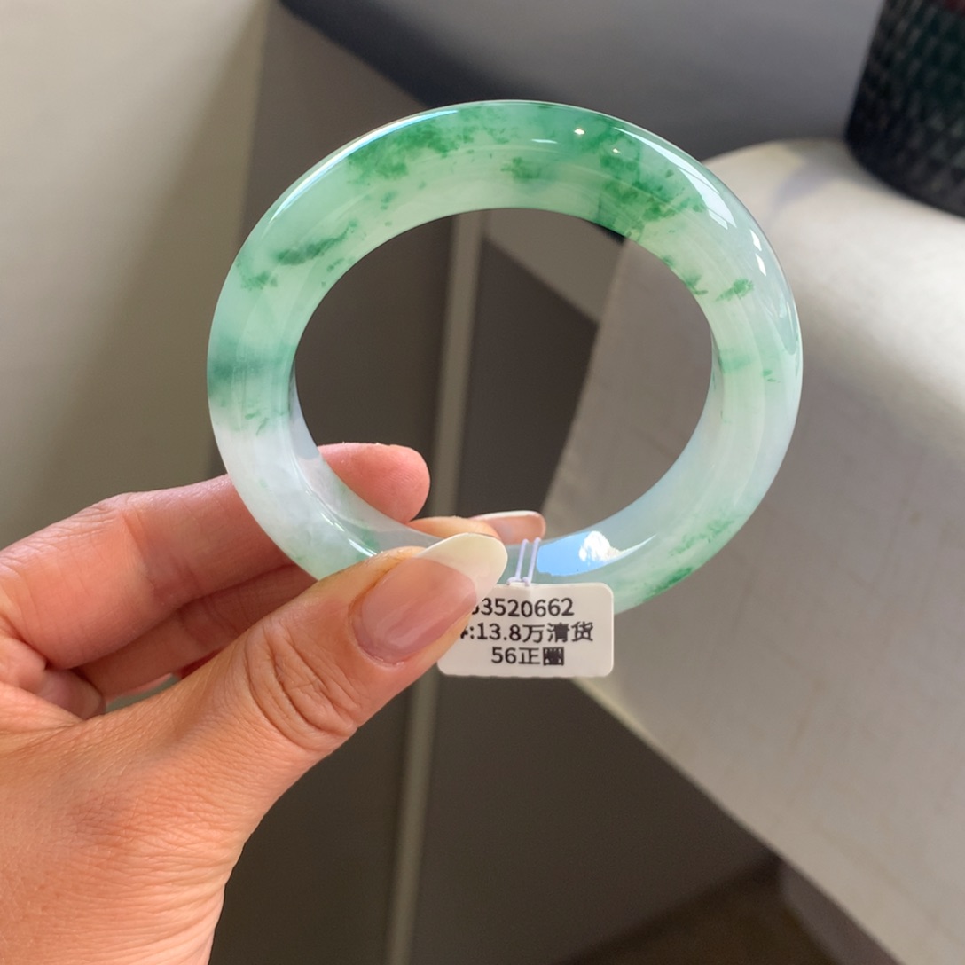 翡翠手镯未镶嵌白冰飘绿花56厚装正圈