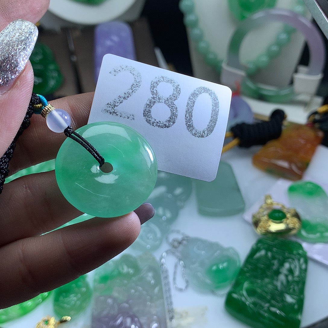 翡翠未镶嵌吊坠(赠链)