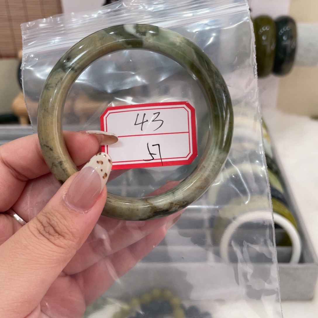 蛇纹石玉手镯未镶嵌