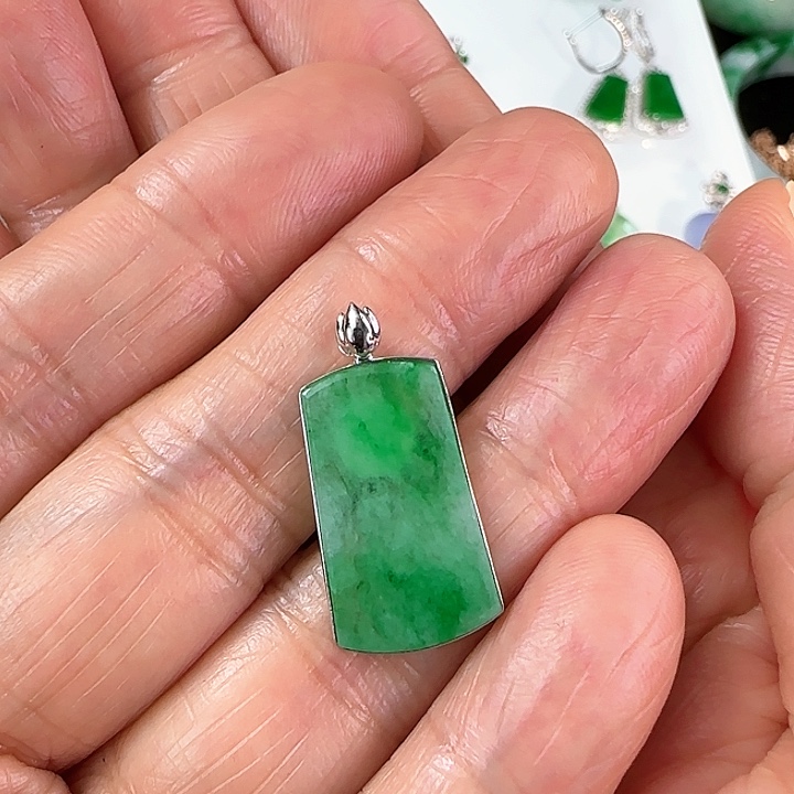 翡翠颈饰18K金镶嵌方牌