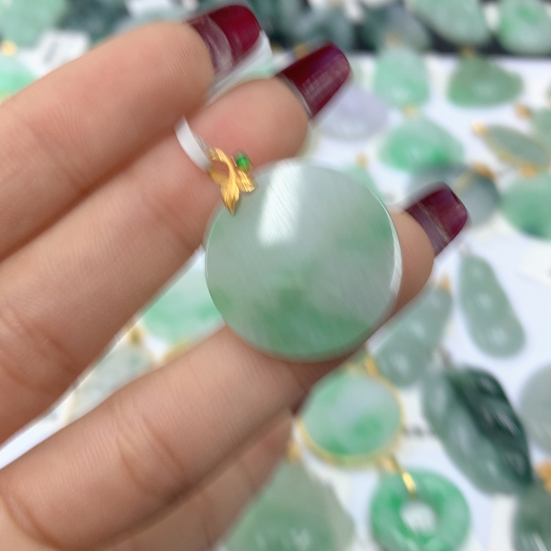 翡翠颈饰足银镶嵌翡翠