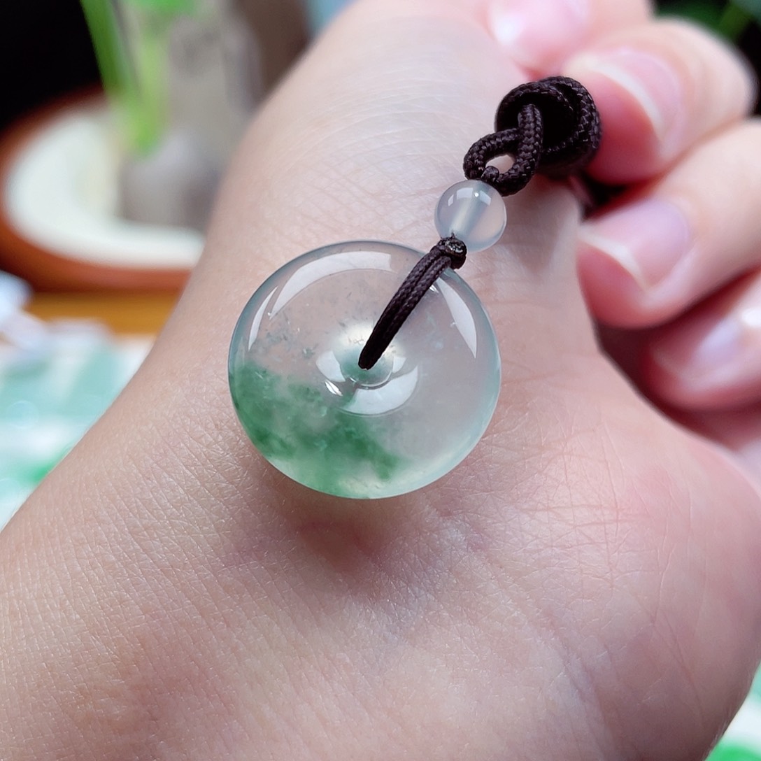 翡翠颈饰未镶嵌平安扣