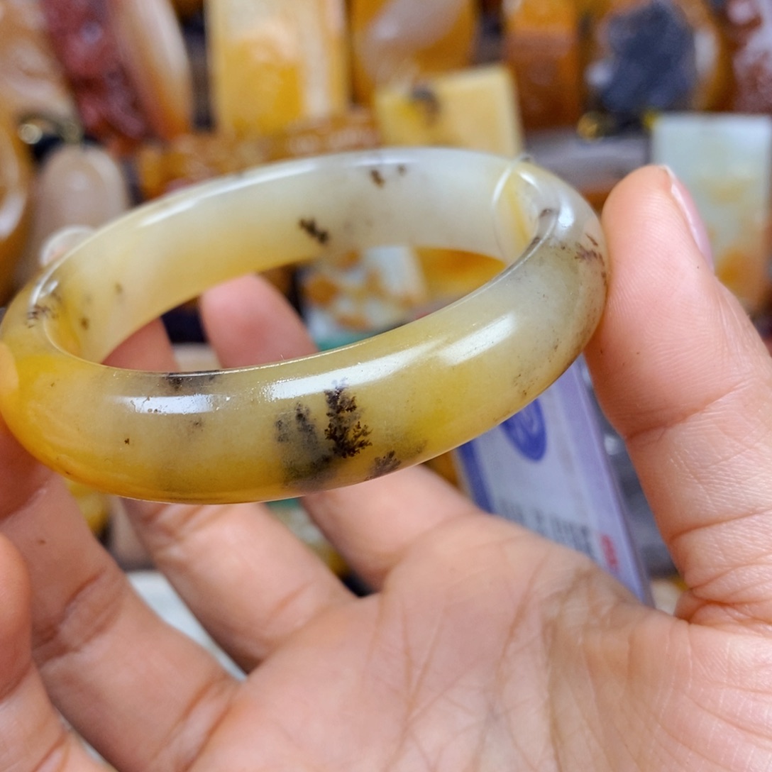 石英质玉（黄龙玉）颈饰未镶嵌