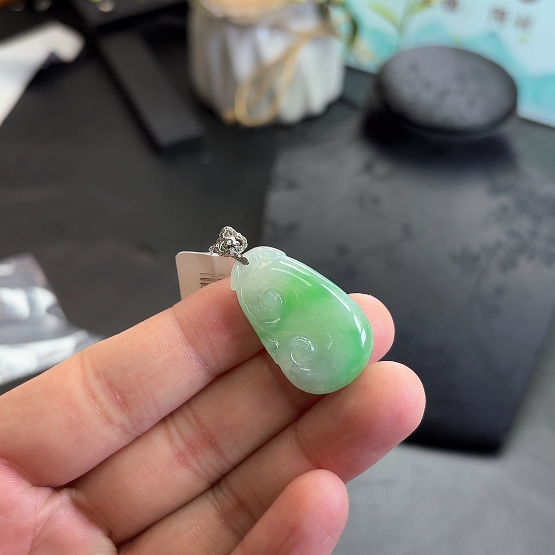 翡翠颈饰18K金镶嵌翡翠如意