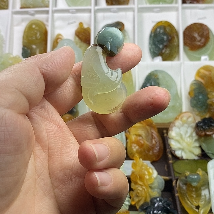 蛇纹石玉未镶嵌颈饰