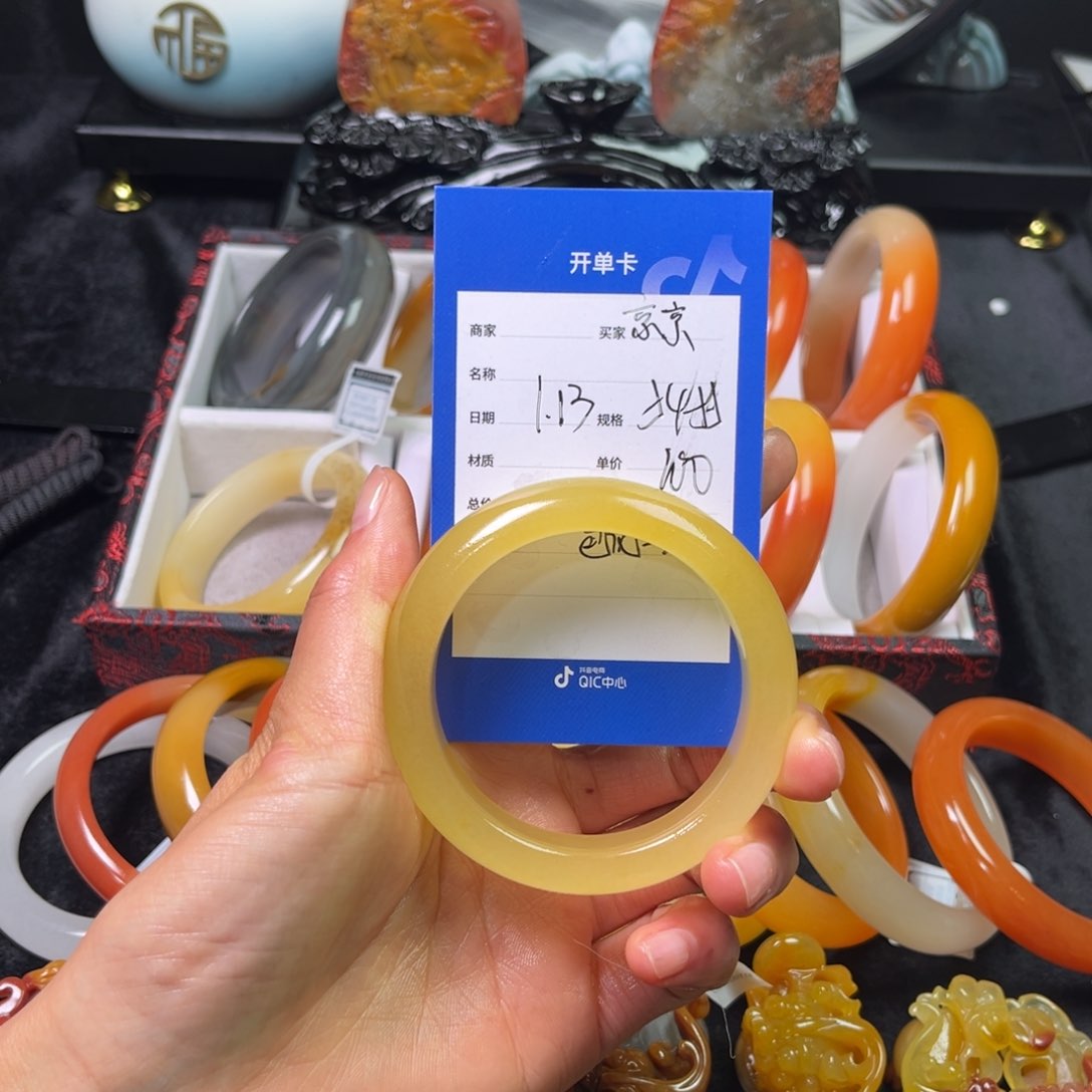 石英质玉（黄龙玉）手镯未镶嵌京****@