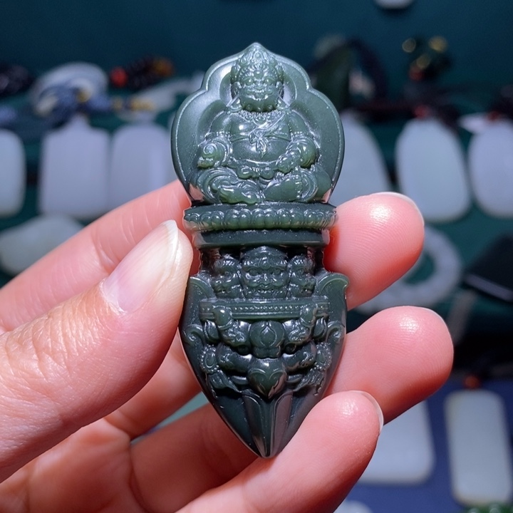 和田玉颈饰未镶嵌金刚杵