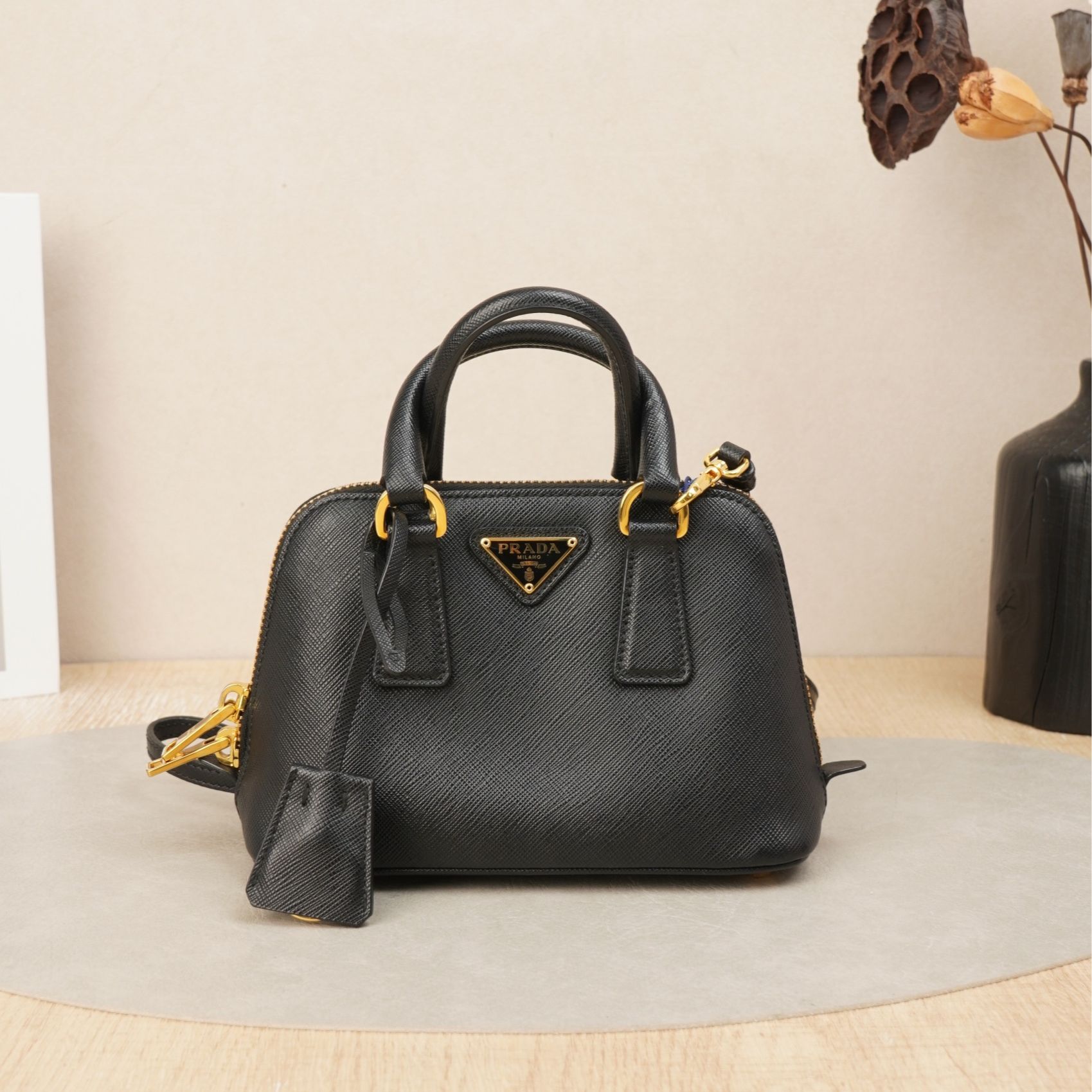 95新 Prada/普拉达 普拉达promenade贝壳包mini黑金牛皮/DS047526