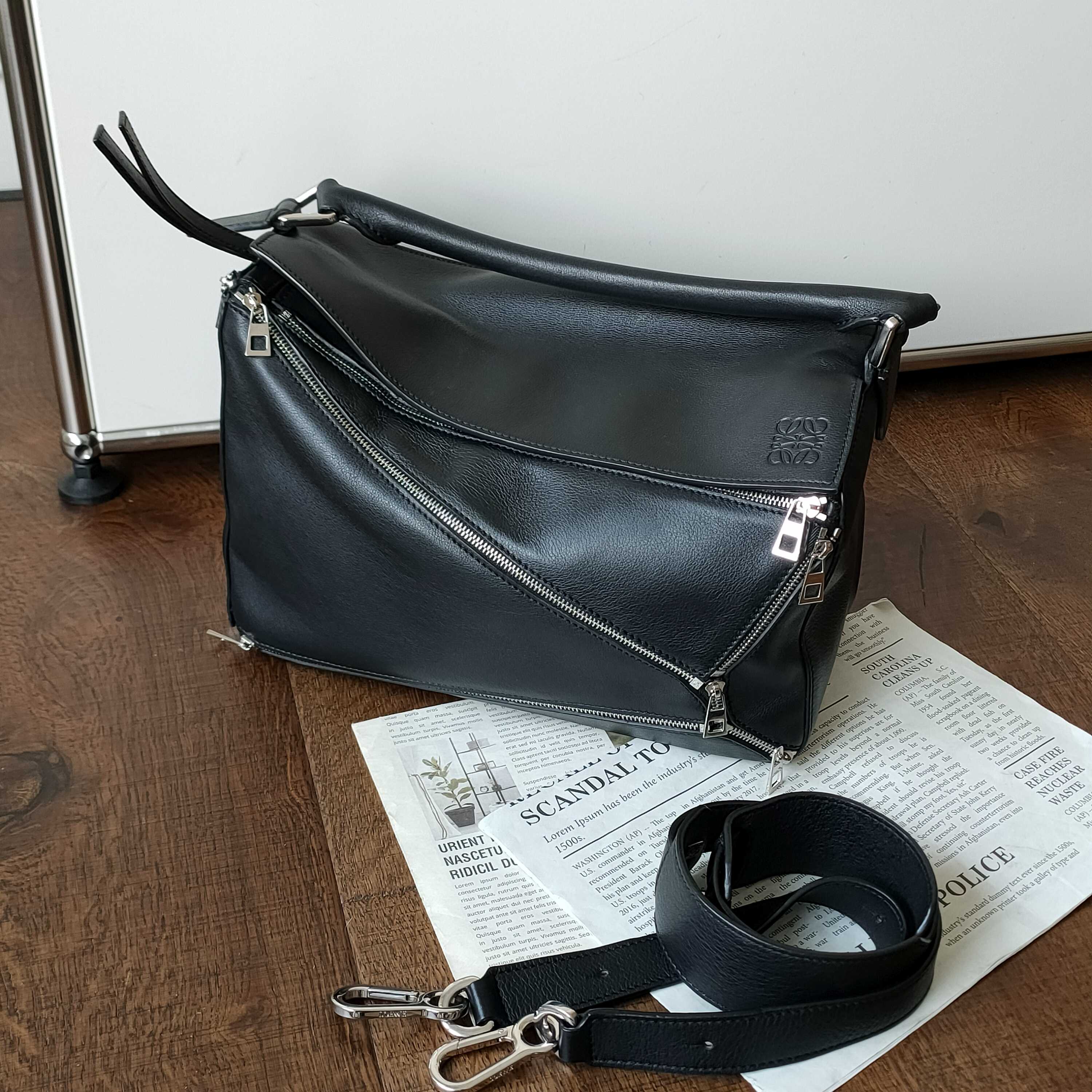 95新 LOEWE/罗意威 Azul-黑银牛皮机车puzzle中号斜挎包37705