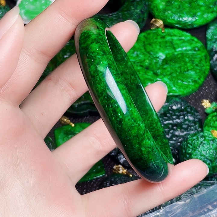 翡翠未镶嵌颈饰多样性59.2