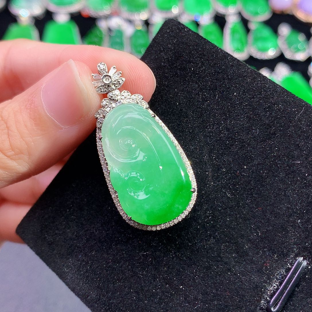 翡翠18K金镶嵌颈饰