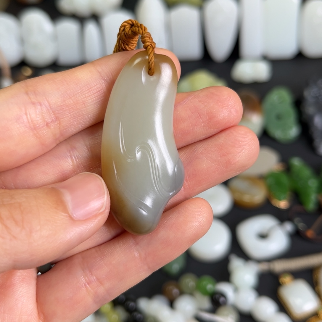 和田玉未镶嵌吊坠(赠链)