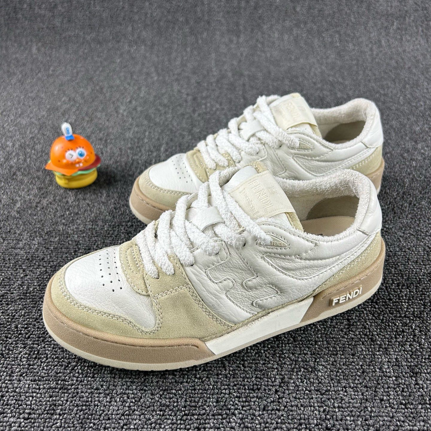 95新 FENDI/芬迪 灰白Mtach 37码 经典双F浮雕设计 HB4193
