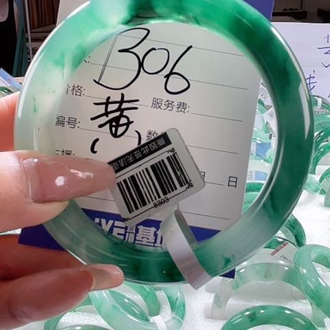 石英质玉未镶嵌颈饰一个