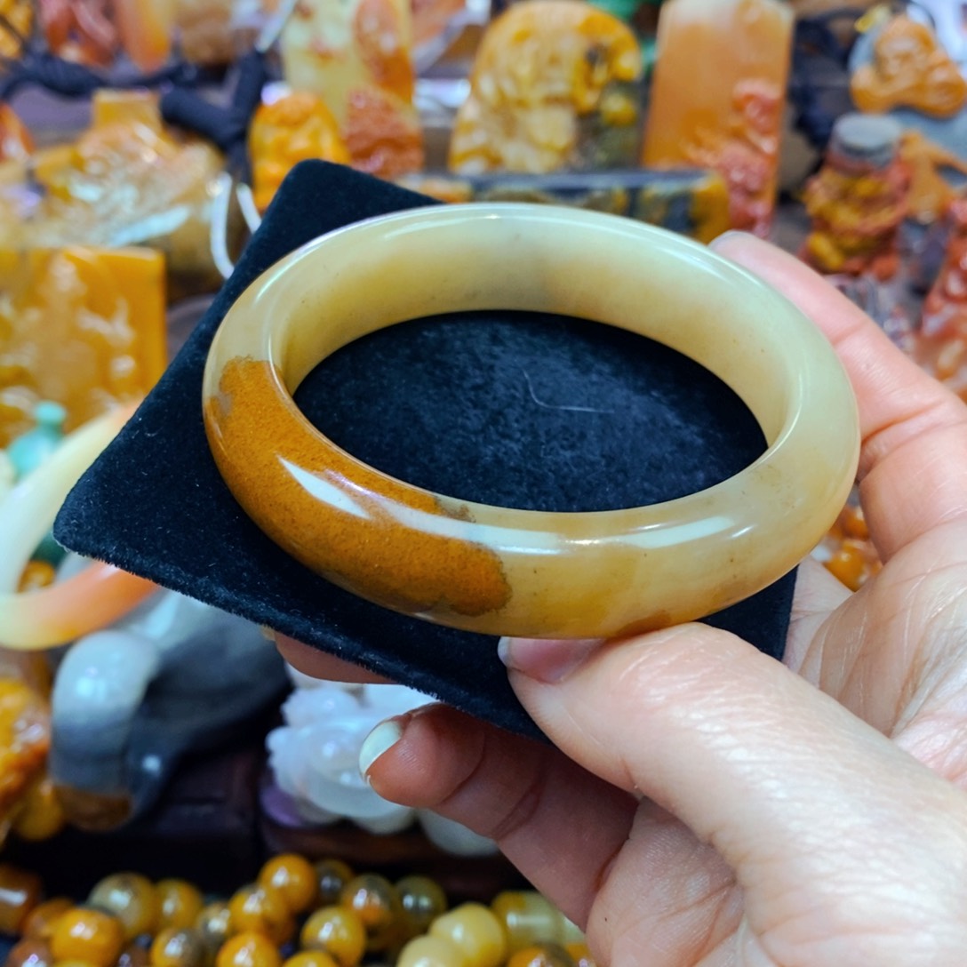 未镶嵌石英质玉（黄龙玉）颈饰