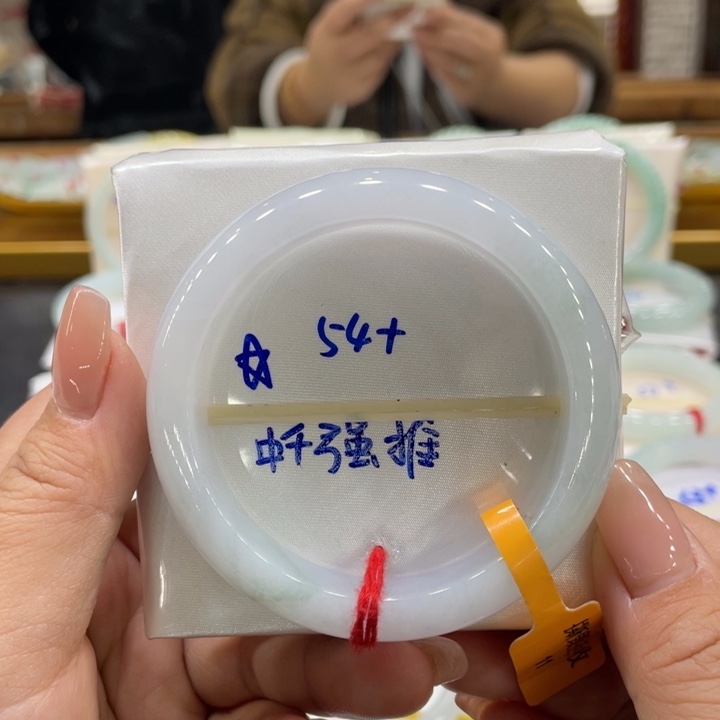 翡翠手镯未镶嵌翡翠