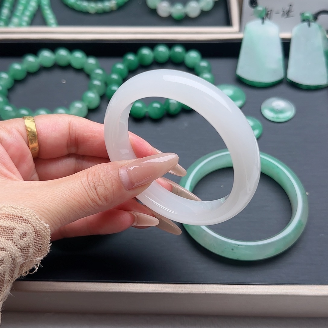 石英质玉手镯未镶嵌