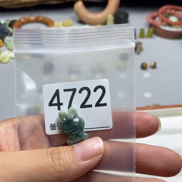 提***娜未镶嵌蛇纹石玉颈饰