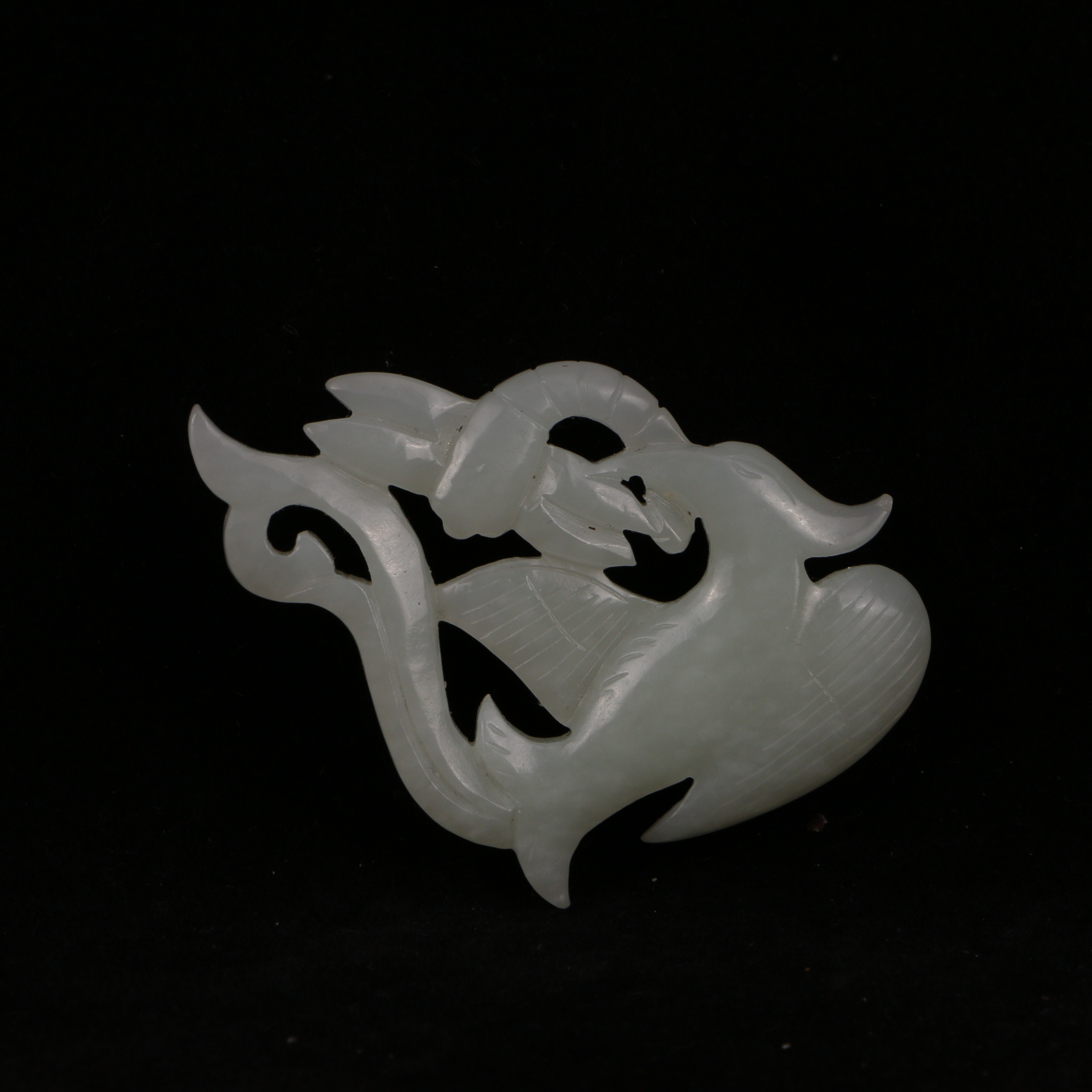 Lot28  建国后     和田玉凤鸟啄蜻蜓