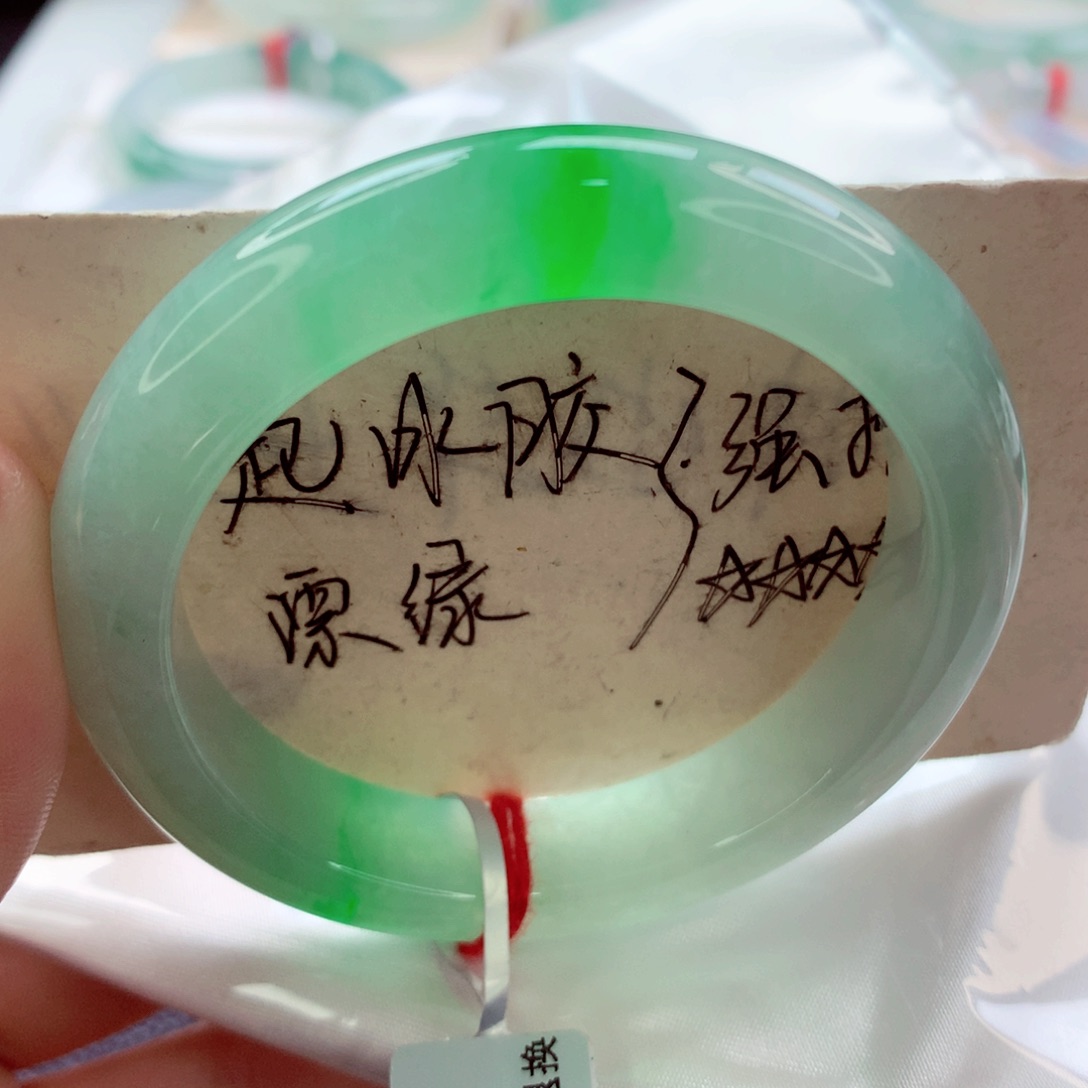 翡翠手镯未镶嵌师妹