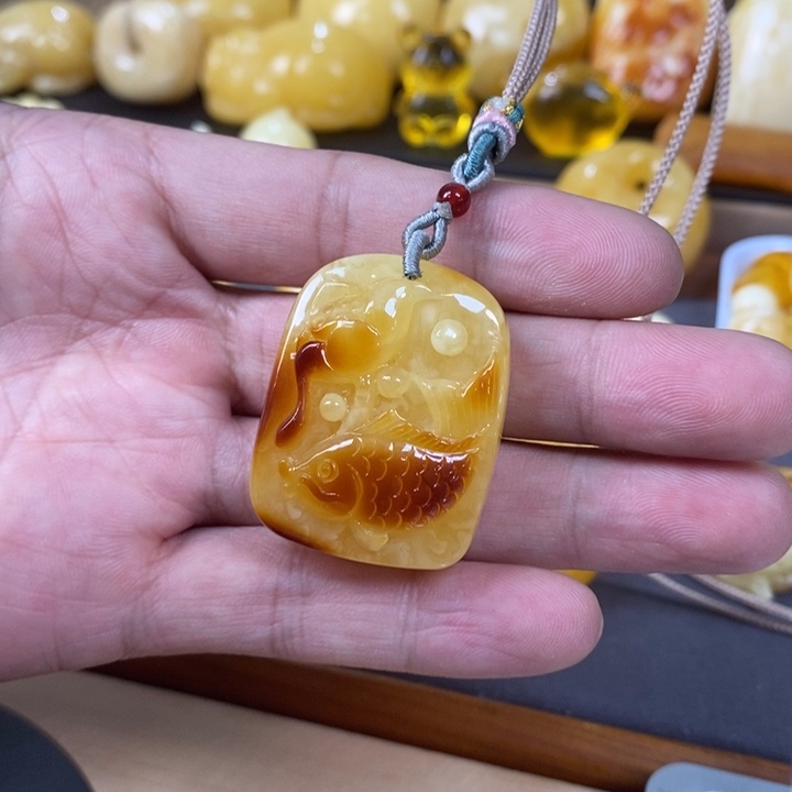 琥珀裸石未镶嵌鱼