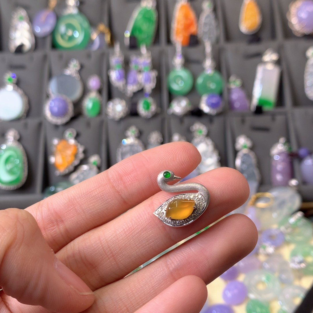 翡翠颈饰18K金镶嵌吊坠