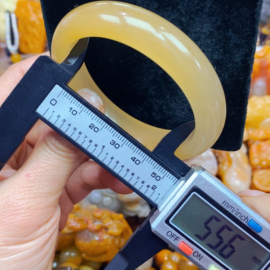 未镶嵌石英质玉（黄龙玉）颈饰